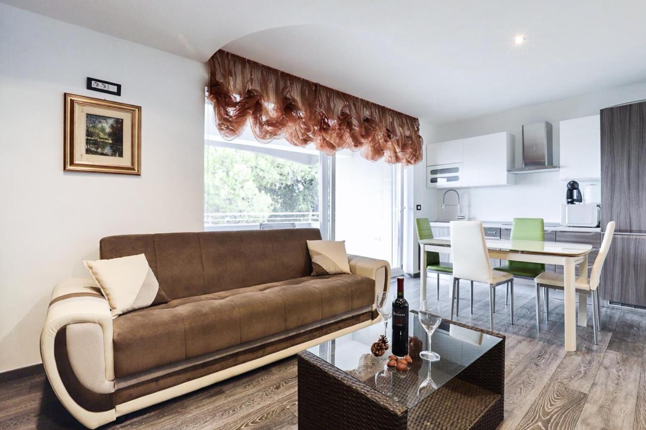 Apartments Villa Sofia スルベニ・ブル エクステリア 写真